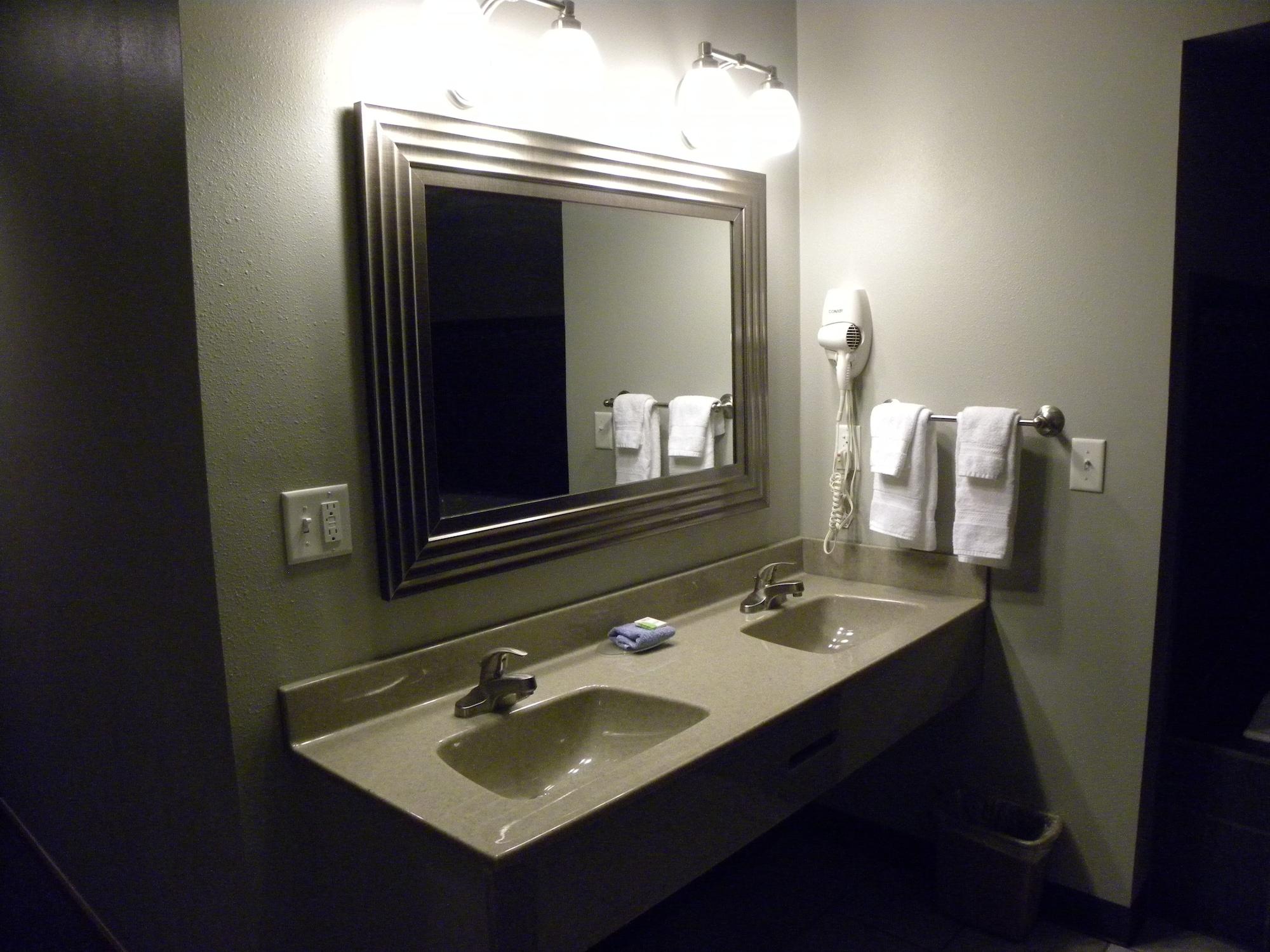 New Victorian Inn & Suites Киърни Екстериор снимка